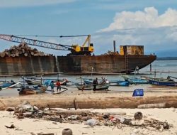 Ribuan Kayu Gelondongan Cemari Pantai Padang Panjang, KKP: Ganggu Nelayan dan Rusak Ekosistem Laut