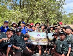 Pramuka Patriot Lingkungan Tanam 500 Bibit Mangrove di Pantai Lamaru