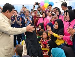 Prabowo Tinjau Huntara dan Posko Pengungsi Bencana di Agam, Pastikan Warga Segera Tempati Hunian Layak