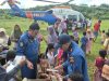 Aksi Kemanusiaan Pilot Helikopter Bagikan Al-Qur’an untuk Anak-Anak Terdampak Banjir Aceh Tamiang