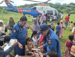 Aksi Kemanusiaan Pilot Helikopter Bagikan Al-Qur’an untuk Anak-Anak Terdampak Banjir Aceh Tamiang
