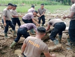 Peduli Pendidikan, Brimob Bersihkan SMA Negeri 1 Tanjung Pura Pascabencana