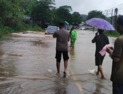 Jalan Sosok–Bodok Sanggau Terendam Banjir 60 Cm: Arus Lalu Lintas Terhambat, Polisi Imbau Perbaikan Drainase