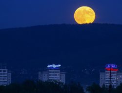 Supermoon 4–5 Desember, Inilah Waktu Puncak dan Cara Terbaik Menyaksikannya!