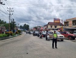 Sintang Macet Parah Jelang Nataru! Polisi Terjunkan Personel Urai Penumpukan Kendaraan di Kawasan Tugu Jam