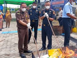 Bea Cukai Nanga Badau Musnahkan Jutaan Batang Rokok Ilegal Senilai Rp1,3 Miliar