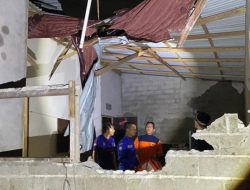 Rumah Warga Pal Sembilan Rusak Dihantam Puting Beliung, BPBD Langsung Pasang Terpal