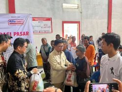 “Belum Mampu Sejahterakan”: Bupati Satono Minta Maaf di Pasar Murah Perbatasan Sajingan