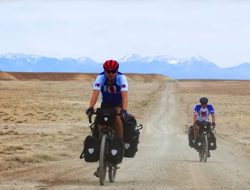 Ayah-Anak Bersepeda Keliling Dunia Demi Rekor dan Kemanusiaan, Singgahi Indonesia hingga Australia