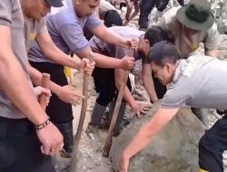 Bahu-membahu dengan Warga, Polisi Bersihkan Material Longsor di Timang Gajah