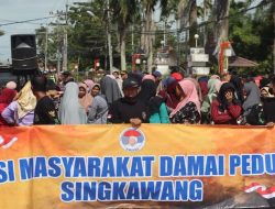 Kasus HPL Pasir Panjang, Massa Datangi Kejaksaan Negeri Singkawang