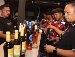 Ratusan Botol Miras Kadar Alkohol Tinggi Disembunyikan di Balik Ruang Karaoke Disita