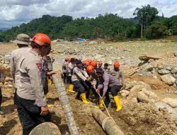 Brimob Bangun Jembatan Darurat di Agam Pasca Bencana