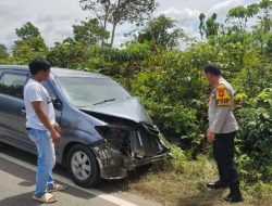 Hindari Lubang Jalan, Truk dan Avanza Tabrakan di Batang Tarang–Tayan