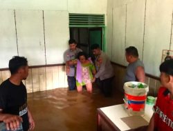 Polisi Terjang Banjir Evakuasi Lansia yang Sedang Sakit di Nanga Taman