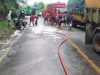 Jalan Trans Kalimantan Licin Akibat Tumpahan CPO, Polisi Tabur Soda Api dan Detergen