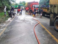 Jalan Trans Kalimantan Licin Akibat Tumpahan CPO, Polisi Tabur Soda Api dan Detergen