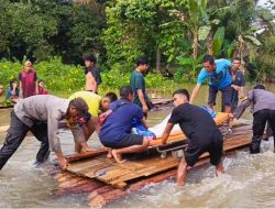 Akses Beduai Putus, Kapolsek dan Danramil Pimpin Evakuasi Jenazah Warga dengan Rakit Darurat