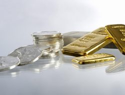 Harga Emas dan Perak Berfluktuasi Tajam di Akhir Tahun, Cetak Kenaikan Terbesar Sejak 1979