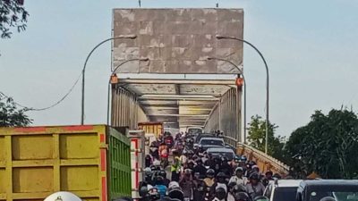 Lagi-lagi Truk Mogok Biang Macet Jembatan Kapuas 2, Ketidaksabaran Pemotor Memperburuk Keadaan