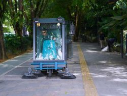 Trotoar Pontianak Dibuat Kinclong! Mobil Penyapu Mesin Diturunkan Wali Kota