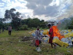 500 Bale Pakaian Bekas Ilegal Dimusnahka Bea Cukai Entikong di Bawah Kawalan Ketat Polisi