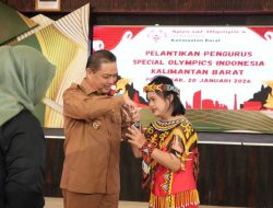 Momen Haru Pelantikan SOIna Kalbar, Gubernur Ria Norsan Titikkan Air Mata Titipkan Atlet Istimewa