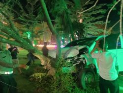 Sopir Main Ponsel, Mobil Pick Up Seruduk Tiga Motor Hingga Naik ke Trotoar