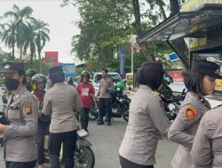 Polwan Polda Kalbar Bagi Takjil Gratis di Alun-Alun Kapuas