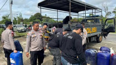 Berantas Spekulan BBM di Putussibau, Polisi Gerebek SPBU dan Temukan Puluhan Jerigen di Dalam Parit!