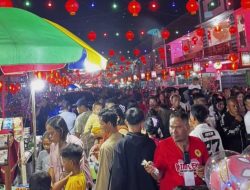 Ngabang Berpesta! Ribuan Warga Padati Klenteng Hati Murni dan Pasar Hongkong Rayakan Imlek 2577