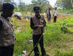 Pastikan Sesuai Syariat, Tim BHR Kemenag Sanggau Ukur Arah Kiblat Pemakaman Muslim Parindu