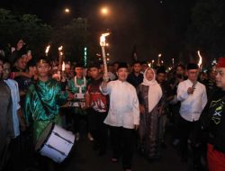 Sambut Ramadan 1447 H, Gubernur Ria Norsan dan Istri Jalan Kaki Bareng Ribuan Peserta Pawai Obor