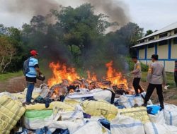 Dibakar! 500 Bale Pakaian Bekas dalam 4 Kontainer dari Pontianak Dimusnahkan