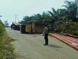 Tak Kuat Nanjak, Truk Pengangkut Tiang Listrik PLN Terguling di Nanga Mahap