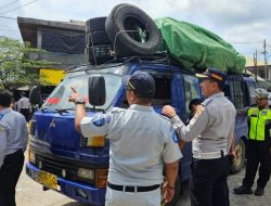 Bahaya! Banyak Angkutan Umum Rute Singkawang–Bengkayang Pakai Kursi Tambahan dan Melebihi Muatan