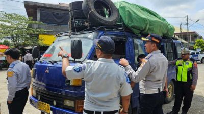 Bahaya! Banyak Angkutan Umum Rute Singkawang–Bengkayang Pakai Kursi Tambahan dan Melebihi Muatan