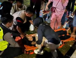 Warga Pingsan di Tengah Keramaian, Personel Sidokkes Polres Kapuas Hulu Beri Pertolongan Cepat