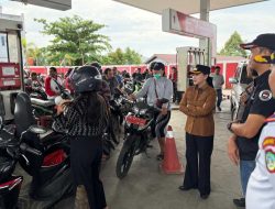 Turun Langsung ke Antrean SPBU KM 3 Ngabang, Bupati Karolin Sapa Akrab Petani Sawit