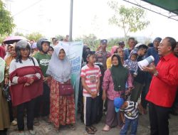 Bantu Warga Kayong Utara, Pemprov Kalbar Salurkan 1.000 Paket Sembako Murah di Masjid Oesman Al-Khairat