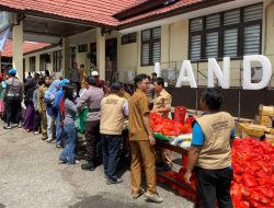 Ratusan Emak-emak Serbu Polres Landak, Paket Sembako Murah Rp90 Ribu Ludes dalam Sekejap