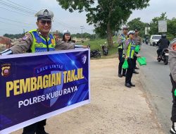 Sempat Dikira Razia, Pengendara di Ambawang Justru Disapa Polisi Sambil Bagi-Bagi Takjil