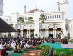 Salat Id di Masjid Mujahidin, Gubernur Ria Norsan Ajak Umat Islam Pererat Persatuan di Kalbar