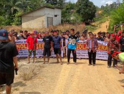 Pertahankan Tanah Warisan, Ratusan Warga Desa Sehe Lusur Landak Gelar Aksi Perlawanan Adat