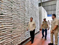 Prabowo Sidak Gudang Bulog, Pastikan Stok Beras Aman di Tengah Ketidakpastian Global