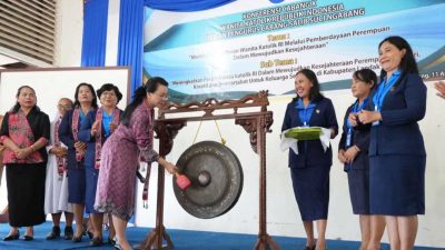 Hadir di Konfercab WKRI Ngabang, Karolin Ajak Emak-Emak Pilah Sampah dan Waspada Kekerasan Perempuan