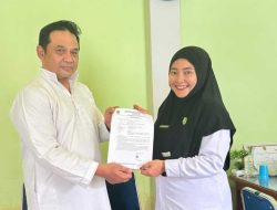 Mahasiswa Asal Sintang Lolos Kuliah di Arab Saudi, Kemenag Serahkan Rekomendasi Administrasi