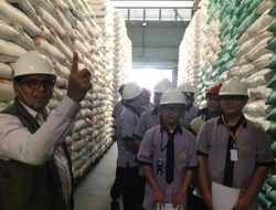 Terima Kunjungan Siswa Jurusan Pemasaran, Bulog Singkawang Kenalkan Rantai Distribusi Pangan