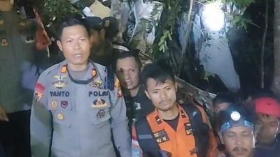 Delapan Orang Terjebak di Lokasi Jatuh Helikopter Sekadau, Tim SAR Gabungan Terpaksa Berbivak