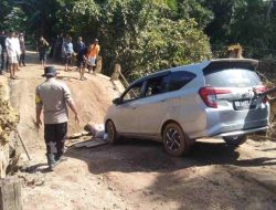 Jembatan Temurak di Sanggau Rusak Diterjang Cuaca Ekstrem, Warga dan Polisi Lakukan Perbaikan Darurat